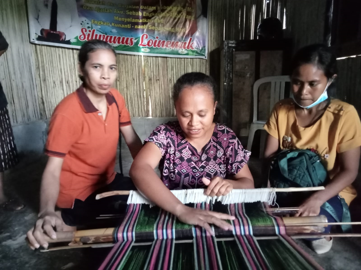Kerja sama Mitra RumahTenun Ina Ndao membantu Petenun Kain Tenun Ikat di Soe NTT